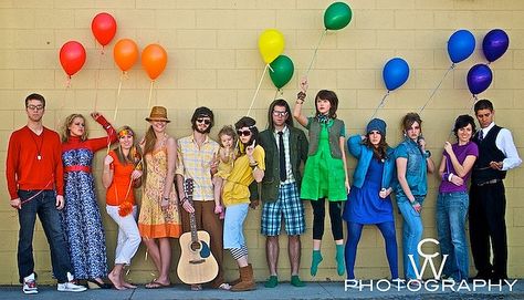 Here's a neat photo idea - gather your friends and each dress in a different color of the rainbow! Neon Family Photos, Rainbow Family Pictures, Fun Group Photoshoot Ideas, Rainbow Photoshoot, Rainbow Group, Rainbow Portrait, Business Shoot, Friends Group Photo, Funny Family Photos