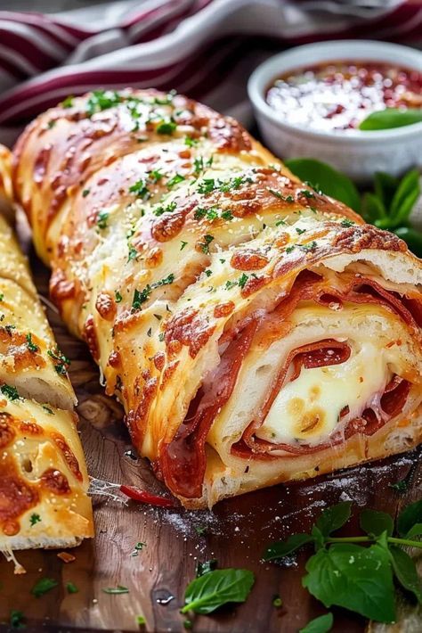 Blätterteig-Stromboli Rezept: Herzhaftes Italienisches Fingerfood Pastry Finger Food, Italian Stromboli Recipe, First Birthday Food, Italian Finger Foods, Italian Stromboli, Stromboli Recipe, Pizza Snacks, Italian Meats, Party Finger Foods