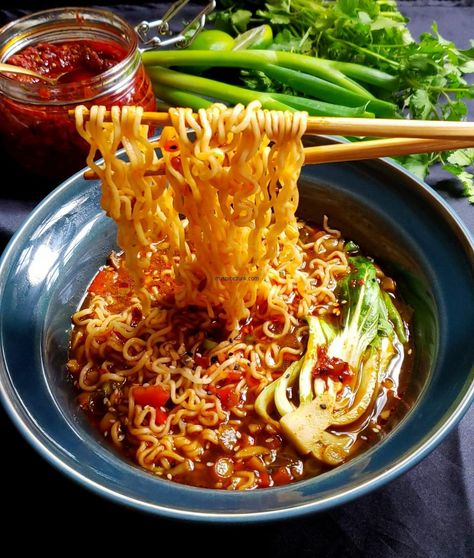 Easy Spicy Garlicky Ramen . Ramen Store, Recipes Noodles, Ramen Hacks, Soup Ramen, Top Ramen, Spicy Ramen, Vegan Ramen, Spicy Korean, Spicy Noodles