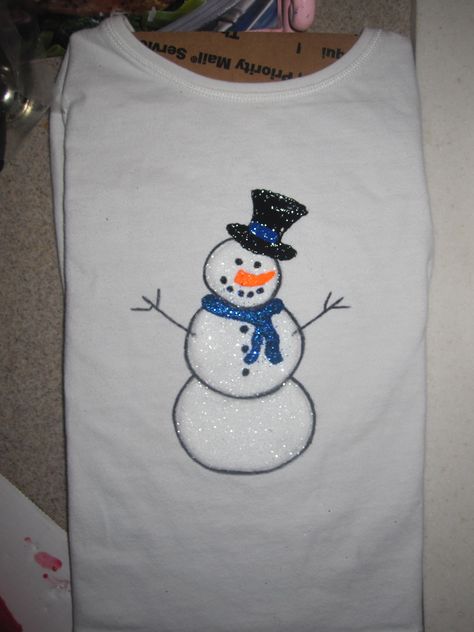 snowman t-shirt...gotta love fabric paint Zimska Dekoracija, Puff Paint Shirts, Diy Christmas Shirts, Christmas Present Boxes, Fabric Paint Shirt, Shirt Painting, Paint Shirts, Puff Paint, Snowman Painting