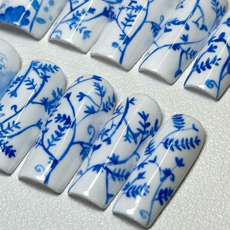 One of the most iconic features that makes you think of China! This set is inspired by the famous deep blue Chinese porcelain paired with a crisp white background. The continuous floral vine design on four fingers pays homage to the often advanced design on Chinese pottery making this set truly one of a kind! Link in bio to order or via dm💙🤍🍚 • • • #nails #nailart #nailsofinstagram #gelnails #beauty #nailsart #nail #nailsdesign #nailartist #naildesigns #nailartist #nailpolish #nailinspo #ins... Gel Nail Tutorial, Four Fingers, Pastel Nail Art, Blue And White Nails, China Nails, Nail Art Stripes, Vintage Nails, Chinese Pottery, White Nail Designs