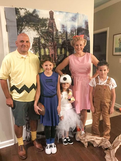 Family Peanuts Costume, Pig Pen Costume Charlie Brown, Peanuts Gang Costumes, Charlie Brown Halloween Costumes, Peanuts Halloween Costume, Gang Costumes, Peanut Costume, Charlie Brown Costume, Halloween Group