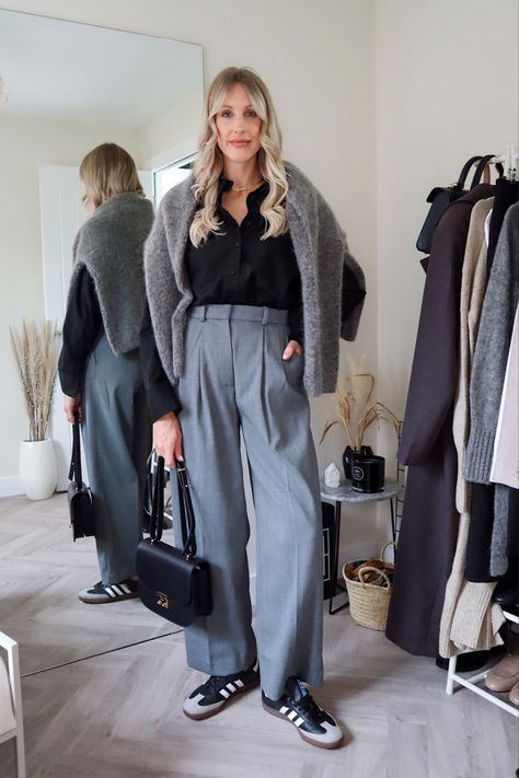 Grey Tailored Trousers Outfit, Grey Trousers Outfit Women Work Attire, Light Grey Trousers Outfit, Grey Trousers Outfit Women, Gray Trousers Outfit, Worker Clothes, Smart Casual Workwear, Grey Trousers Outfit, Summer Smart Casual