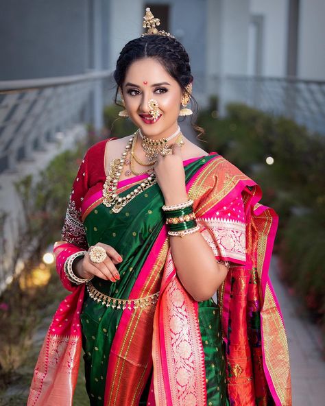 Maharashtrian Haldi Look, Navari Makeup Look, Navari Jewellery, Bridal Makeup Pictures, Nath Designs, Maharashtrian Bride, Marathi Bride, Indian Wedding Poses, Bride Photos Poses