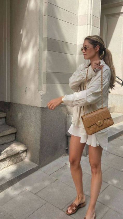 Beige Chanel Bag, Rich Mom Outfits, Chanel Bag Outfit, Rich Girl Outfits, French Riviera Style, Rich Outfits, Rich Mom, European Fashion Summer, Elegant Classy Outfits