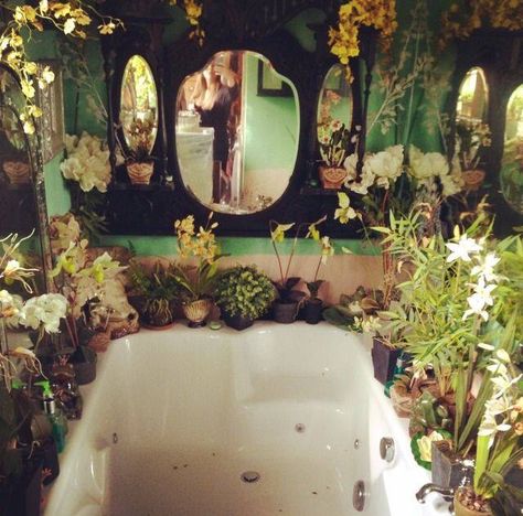 Fantasy bathroom with plants Bathroom Plants, Bohemian Clothing, Bohol, Clothing Vintage, Plants And Flowers, Zaha Hadid, Bath Tub, Global Design, My New Room