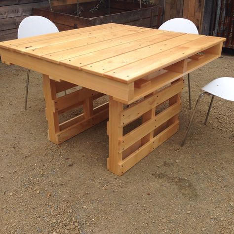 Pallet Table Outdoor, Garage Table, Pallets Table, Organize Shoes, Headboard Projects, Pallet Building, Pallet House, Pallet Furniture Bedroom, Woodworking Plans Diy