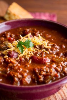 Homemade Chili Recipe Crockpot, Red Chili Recipes, Gluten Free Chili Recipe, Chili Sweet, Crock Pot Chili, Homemade Chili Recipe, Slow Cooker Turkey Chili, Slow Cooker Chili Recipe, Beef Chili Recipe