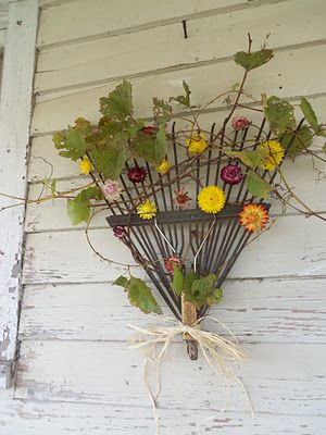 Love this Rake Wreath! I will use some of my real ivy and "Spring" it up some.  Then with just a change of the flowers, it will keep up with the seasons.  Can't do this with a plastic rake! Garden Yard Ideas, Country Crafts, Deco Floral, Garden Tips, Country Farmhouse Decor, Garden Crafts, Shade Garden, How To Make Wreaths, Yard Decor