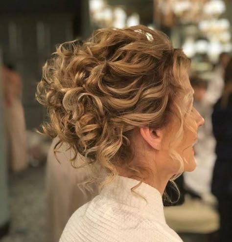 Mother of the Bride Hairstyles: 25 Elegant Looks for 2019 #bridehair Mother Of The Bride Hairdos, Mother Of The Bride Hairstyles, Modern Updo, Mother Of The Groom Hairstyles, Bride Updo, Mother Of The Bride Hair, Hairdo Wedding, Mom Hairstyles, Bride Hair