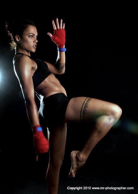 Kick Fighting Females: Women's Muay Thai Muay Thai Women, Muay Thai Martial Arts, Mma Girls, Boxe Thai, Mma Workout, Mma Gym, Best Martial Arts, Sport Portraits, Muay Thai Training