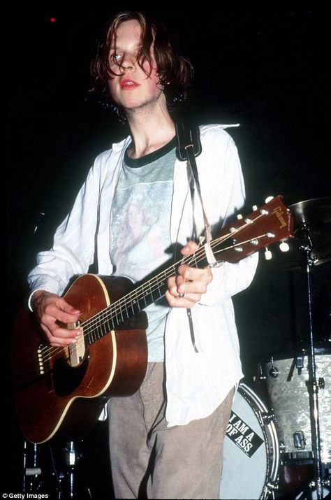 Beck Hansen 90s, Beck Hansen, Chris Martin Coldplay, Band Pictures, Celebrities Humor, Girl Problems, Music Photo, Radiohead, Indie Rock