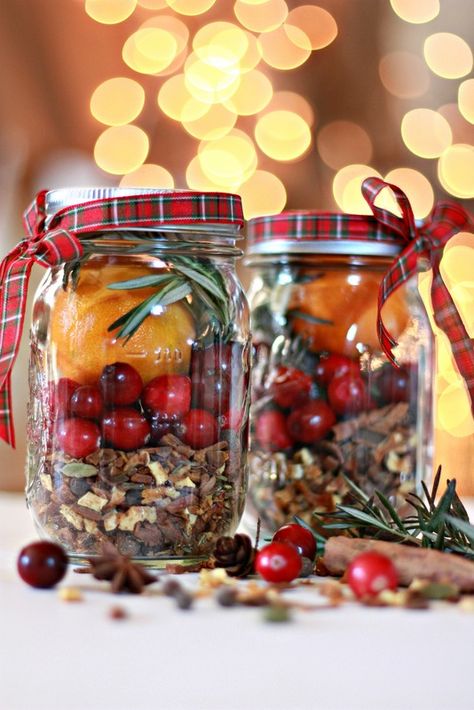 Christmas In A Jar, Mason Jar Christmas Crafts, Christmas Mason Jars Diy, Mason Jar Christmas Gifts, Homemade Holiday Gifts, Mulling Spices, Neighbor Christmas Gifts, Christmas Gifts For Coworkers, Christmas Mason Jars