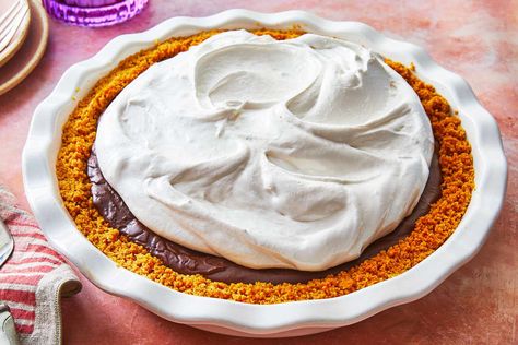 18 Pies You Can Make In A Graham Cracker Crust Graham Cracker Crust Pies, Graham Cracker Pie, Cracker Pie, Simple Desserts, Summer Pie, Icebox Pie, Chocolate Pie Recipes, Baked Fruit, Spring Desserts