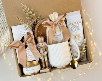 Thriftmas Ideas, Box Gift For Best Friend, Gift Box For Woman, Birthday Box Gift, Luxury Gift Basket, Employee Thank You, Holiday Scented Candles, Gift Box For Women, Tea Gift Box