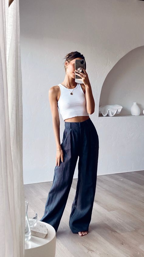 High Waisted Pants Crop Top Outfit, Early 20s Outfits Summer, Wide Leg Pants And Crop Top Outfit, Linen Pants Women Outfit, Linen Wide Leg Pants Outfits, Oversized Pants Outfit, Wide Legged Pants Outfit, Pleated Pants Outfit, Wide Leg Outfits