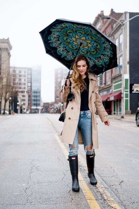 Cute Rainy Day Outfit Ideas To Try This Spring London Rain Outfit, Tall Hunter Boots Outfit, Rainy Boots Outfit, Rainy Day Work Outfit, Rainy Spring Outfit, Rainy Weather Outfits, Casual Rainy Day Outfit, Rainy Outfit, Rainy Day Outfit For Spring