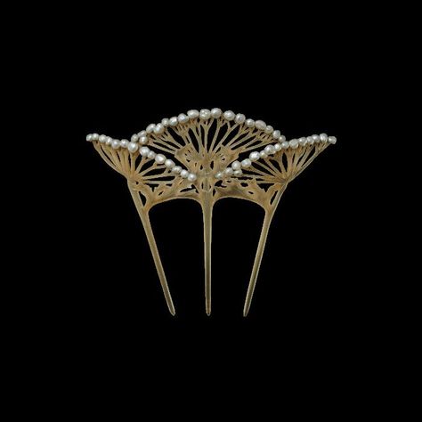 Horn and Pearl Wild Caraway Comb Art Nouveau Hair, Antique Hair Combs, Bijoux Art Nouveau, Vintage Hair Combs, Vintage Hair Accessories, Hair Adornments, Tiffany Jewelry, Art Nouveau Jewelry, Hair Combs