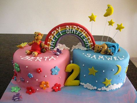 Twin cake for two twins a boy and a girl. Rainbow could say "Congratulations" for a baby shower. Twin Baby Birthday, Torturi Baby Shower, Baby Shower Cake Sayings, Turtle Birthday Cake, Twin Boy And Girl, Twin Birthday Cakes, Twins Cake, Twin Birthday Parties, 4th Birthday Cakes