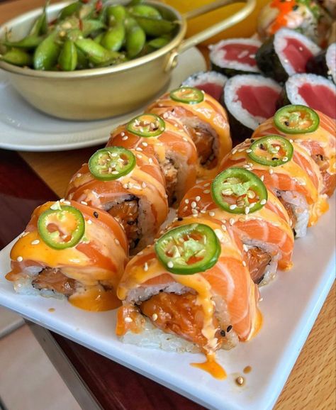 Spicy salmon roll Salmon Roll Sushi, Spicy Salmon Roll, Spicy Salmon Sushi, Salmon Sushi Rolls, Sushi Recipes Homemade, Salmon Roll, Roll Sushi, Salmon Sushi, Spicy Salmon