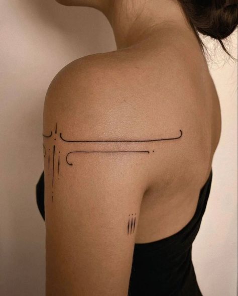 Modern Fine Line Tattoo, Vertical Shoulder Tattoo, Shoulder Wrap Tattoo Women, Art Nouveau Tattoo Woman, Arm Bracelet Tattoo, Cuff Tattoo, Boho Tattoos, Muster Tattoos, Tattoos Geometric