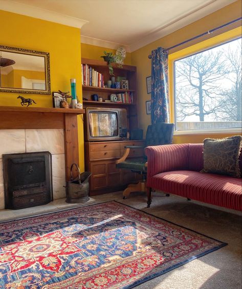 Maximalist Living room Mustard Yellow Maximalist Room, Mustard Walls Living Room, Mustard Yellow Living Room, Living Room Mustard, Mustard Room, Maximalism Living Room, Mustard Living Room, Living Room 70s, Mustard Living Rooms