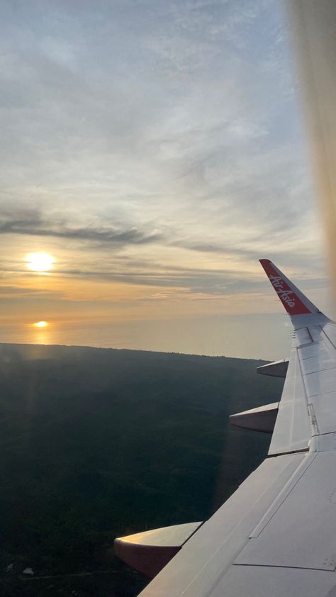 Airasia Flight View, January 2023 Aesthetic, Air Asia Flight, Flight Sunset, Luggage Aesthetic, 2023 Aesthetic, Airport Pictures, Stylish Luggage, Air Asia