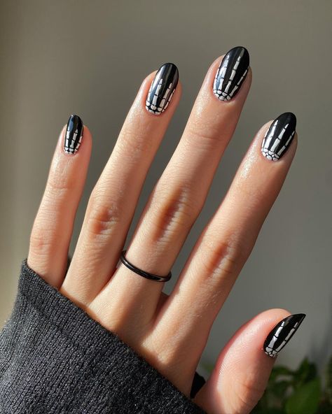 Skeleton Hands Skeleton Hand Nail Art, Short Almond Witchy Nails, Halloween Bride Nails, Gel X Nails Halloween, Simple Accent Nails, All Black Halloween Nails, Fall Nails Halloween October, Black Skeleton Nails, Salem Nails Ideas