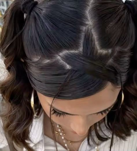 Cool Festival Hairstyles, Star Part Hair Tutorial, Cute Hair Ideas For Straight Hair, Star Hair Parting, Star Part Hairstyle, Star Part Hair, Updos For Long Hair Casual, Split Hairstyles, Pig Tails Hairstyles