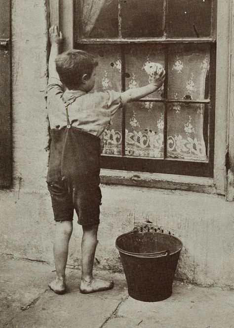 Another Spitalfields Nipper of 1912 as photographed by Horace Warner #history #photography Victorian Photography, Vintage Foto's, Working Men, Food Carts, Victorian London, Human Figures, London History, Olden Days, The Great