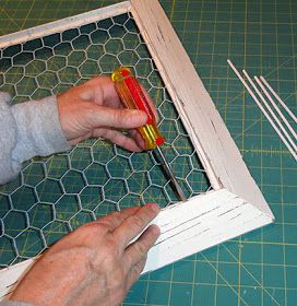 Crafts With Newspaper, Diy Chicken Wire Frame, Wire Picture Frame, Old Shutters Decor, Chicken Wire Picture Frame, Chicken Wire Ideas, Wire Sun Catcher, Wire Suncatchers, Shutters Decor