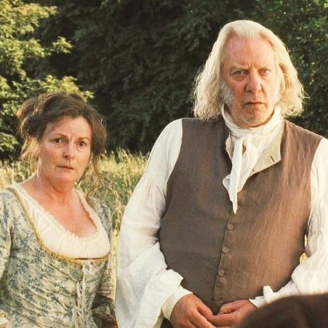 Mr Bennet, Mrs Bennet, Pride & Prejudice Movie, Darcy Pride And Prejudice, Elizabeth Bennett, Pride And Prejudice Book, Pride And Prejudice 2005, Jane Austen Novels, Donald Sutherland