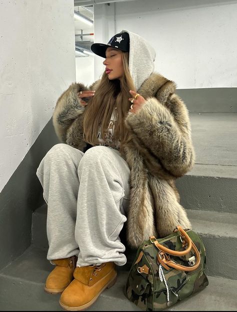 Timberland Fits, Brown Fur Coat Outfit, Fur Coat Outfit, Vintage Faux Fur Coat, Timberland Outfits, Winter Fashion Outfits Casual, Coat Outfits, Winter Mode, Outfit Inspo Fall