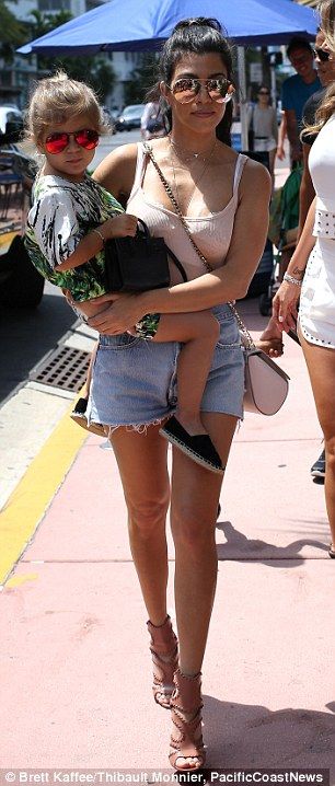 Kourtney Kardashian 2016, Chloe 2024, Miami Outfits Night, Nude Handbag, Kardashian Fashion, Jenner Girls, Victoria Beckham Collection, Kourtney Kardashian Style, Miami Outfits