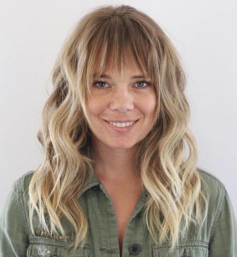 Long Highlighted Hairstyle with Bangs for a Big Wide Nose Hairstyles For Big Noses, Voluminous Bangs, Hairstyle With Bangs, Wide Nose, Teased Hair, Straight Hair Cuts, Hair Adviser, Cool Short Hairstyles, Light Hair Color