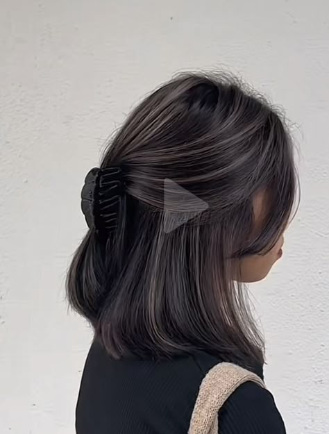 Milk Tea Highlights On Black Hair, Medium Hair With Highlights, Korean Balayage Hair, Baby Lights On Dark Hair, Asian Balayage Hair, Short Dark Hair With Highlights, Undertone Hair, Medium Hair Highlights, Asian Hair Highlights