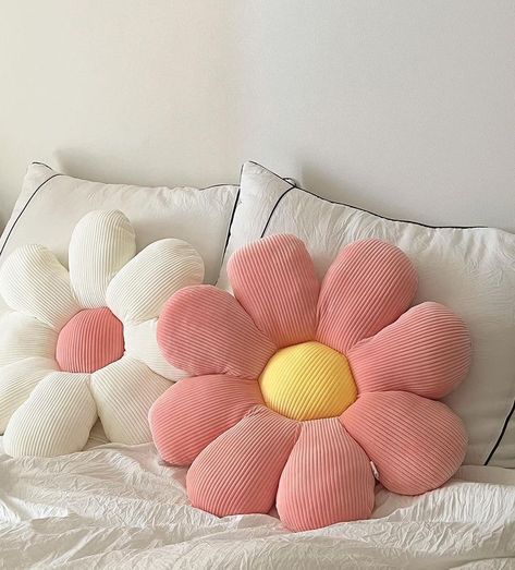 c. on Twitter: "giant flower cushion https://t.co/EkbOxbmorO" / Twitter Cute Pillows Bedroom Aesthetic, Aesthetic Bed Pillows, Aesthetic Pillows On Bed, Cojines Aesthetic, Daisy Pillows, Cute Pillow, Flower Throw Pillows, Preppy Room, Cute Bedroom Decor