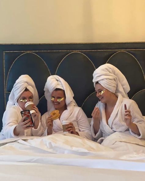 Spa Party Aesthetic, Spa Night At Home Friends, Spa Night With Friends, Hotel Girls Night, Fancy Sleepover, Snow Bachelorette, Spa Bachelorette Party Ideas, Friends Moodboard, Hotel Sleepover