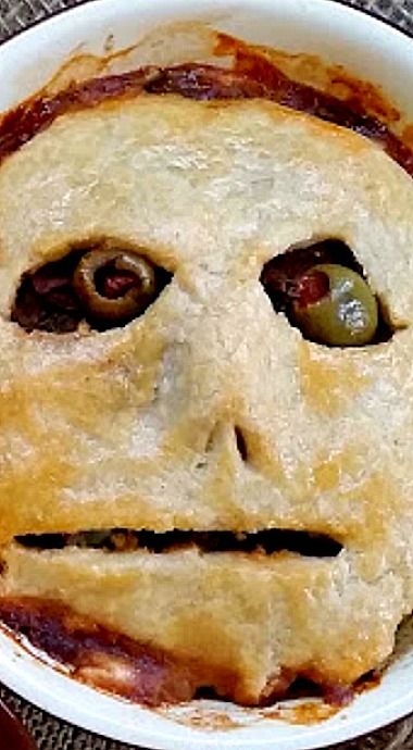 Halloween Meat Pies (Picadillo Pot Pies) Spooky Food, Halloween Party Dinner, Meat Pies, Halloween Appetizers, Halloween Baking, Pot Pies, Halloween Dinner, Halloween Goodies, Meat Pie