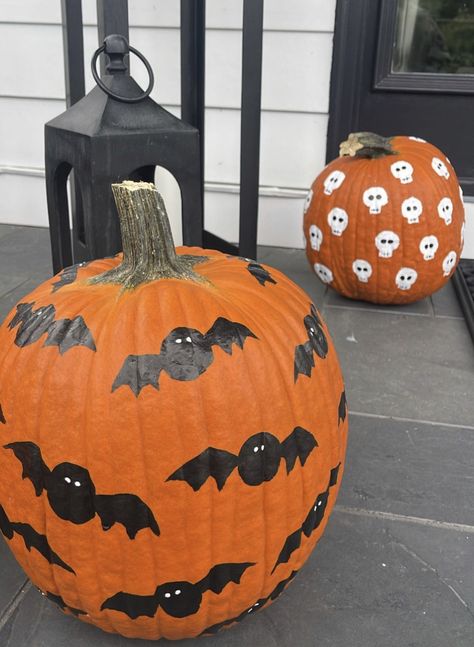 Painted Pumpkin Ideas Glow In The Dark, Pumpkin Carving And Painting Ideas Easy, Bats Pumpkin Painting, Bats Painted On Pumpkin, Pumpkin Ideas Painted Cute, Halloween Pumking Painting, Fall Leaves Pumpkin Painting, Painted Pumpinks Ideas, Draw On Pumpkin