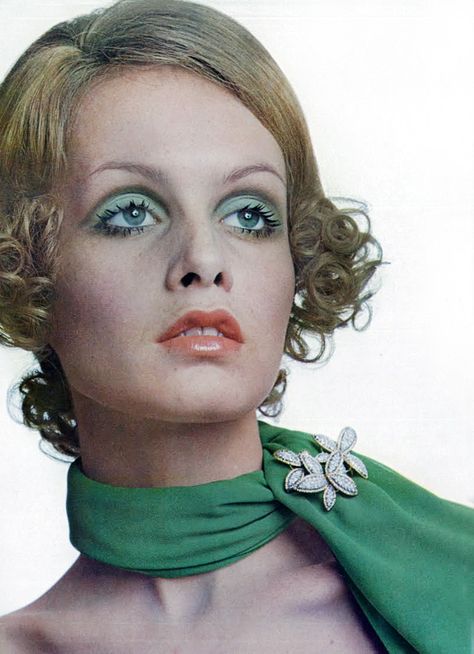 The Carnabetian Army : Photo Sixties Makeup, Twiggy Lawson, Twiggy 60s, Twiggy Model, 1960s Twiggy, Twiggy Fashion, 60s Makeup, Jill Scott, Androgynous Look