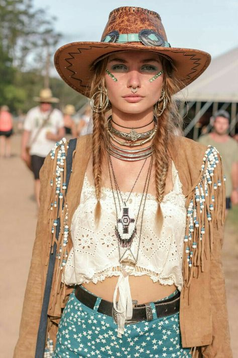 Boho style Bohemian Attire, Look Hippie Chic, Stile Boho Chic, Moda Hippie, Look Boho Chic, Bohemian Life, Look Festival, Estilo Hippy, Mode Hippie