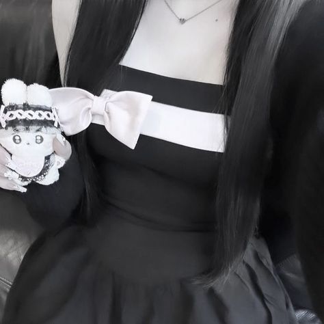 Light Goth, Dollcore Outfits, Cute Egirl, Egirl Pfp, Dark Kawaii, Black Prom Dress, Brunette Girl, Discord Server, The Low