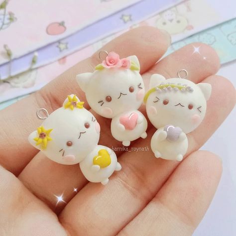 Clay / Resin charms on Instagram: “💘Happy Valentine's Day ....!!!!!💘 So if u don't have a ✨valentine✨ don't be sad... Cuz this kitties are giving u their heart❤️💘🤭 Which…” Clay Cute, Cute Polymer Clay, Diy Clay Crafts, Resin Charms, Diy Keychain, Cute Charms, Clay Charms, Happy Valentine's Day, Happy Valentine's