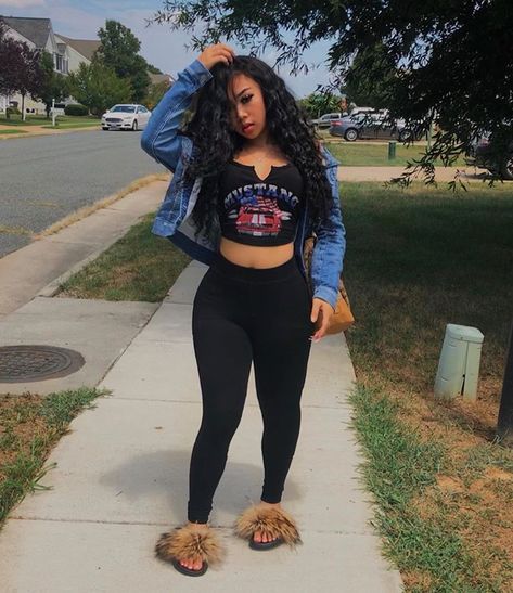 She so raw 😌 . Fur Slides Outfit, Summer Outfits Women 30s, Slides Outfit, Teenage Outfits, Summer Outfits Women Over 40, Swag Outfits For Girls, Chill Outfits, Girls Summer Outfits, Girl Swag