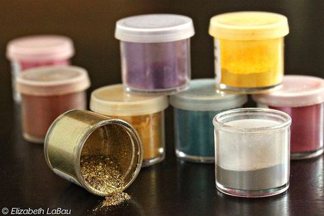 What type of dust do you need? The differences between luster, pearl, and other dusts used in cake decorating. Gold Food Coloring, Gold Luster Dust, Edible Luster Dust, Edible Gold Leaf, Diy Edible, Petal Dust, Luster Dust, Cake Supplies, Chocolate Wedding Cake