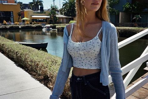 Brandy Melville (@brandymelvilleusa) • Instagram photos and videos Singlet Outfit, Crop Tops Y2k, Brandy Melville Cardigan, Brandy Melville Outfits, Outfit Planning, Look Grunge, Crop Top Women, Pastel Grunge, Zara Outfit