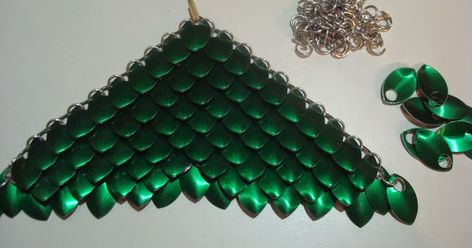 Dragon Scales Diy, How To Make Dragon Scales, Diy Dragon Scales, Scale Tutorial, Mail Craft, Scale Maille, Chainmaille Tutorial, Geeky Craft, Scale Mail