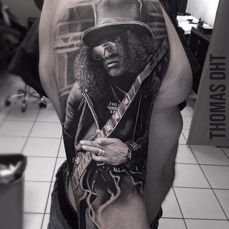 Slash Tattoo, Emily Tattoo, Rock And Roll Tattoo, Rock N Roll Tattoo, Musician Tattoo, Portrait Tattoo Sleeve, Metallica Tattoo, Tattoo Pierna, Tattoo Coverup