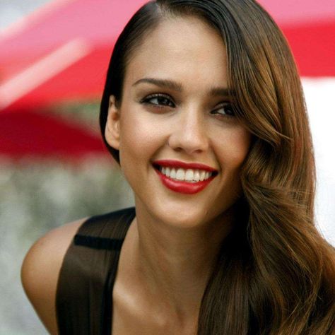 Famous People of Mexican Descent Jessica Alba Hair, Wedding Makeup For Brunettes, Brunette Makeup, Teresa Palmer, Actrices Hollywood, Hair And Beauty, Old Hollywood Glamour, Long Hairstyles, Red Lipstick